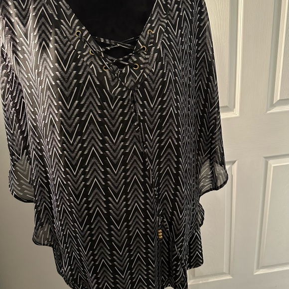 Beautiful Flowing Blouse - Picture 3 of 6